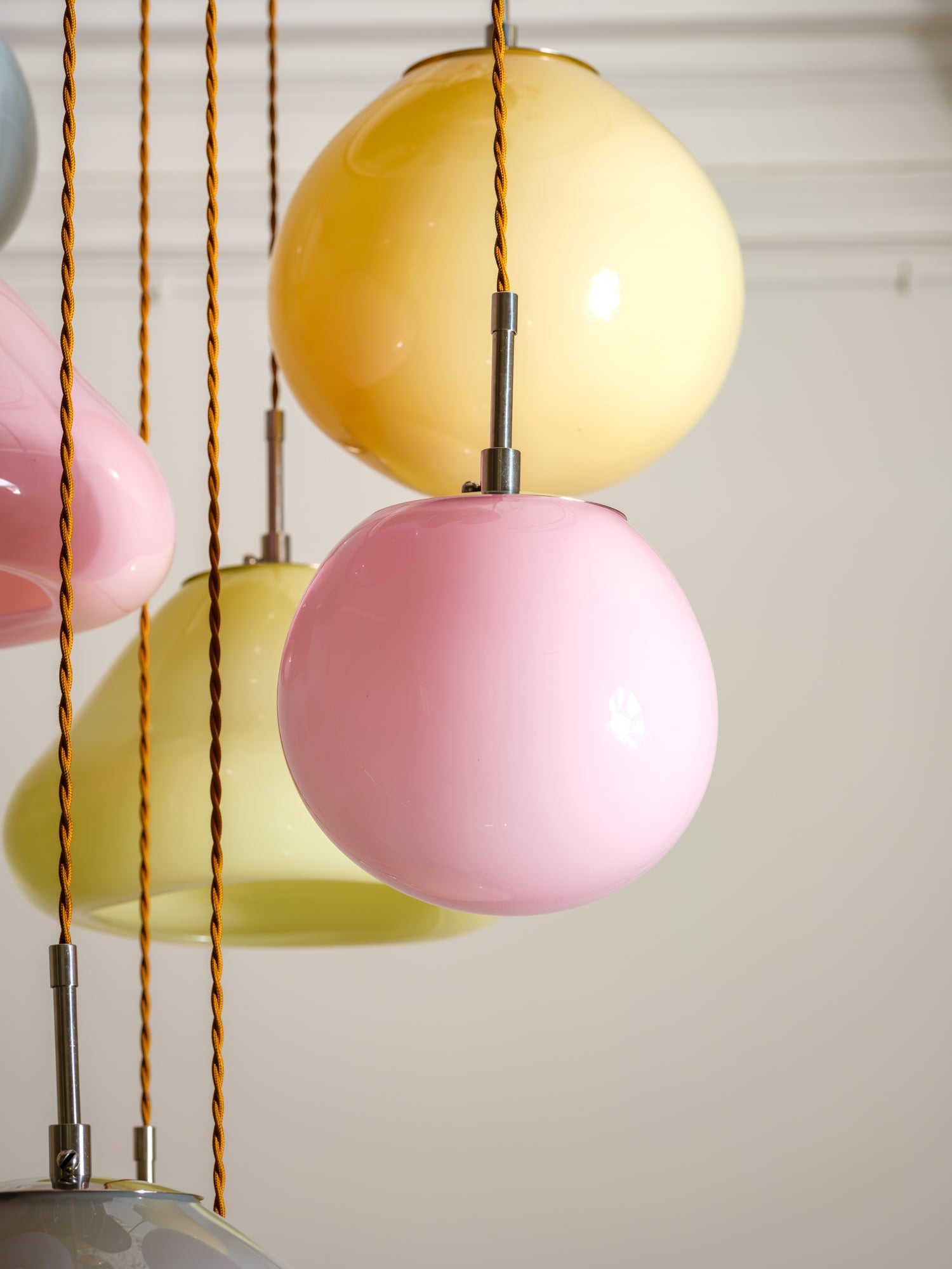 Mouth-blowned round pendant lamp in light pink