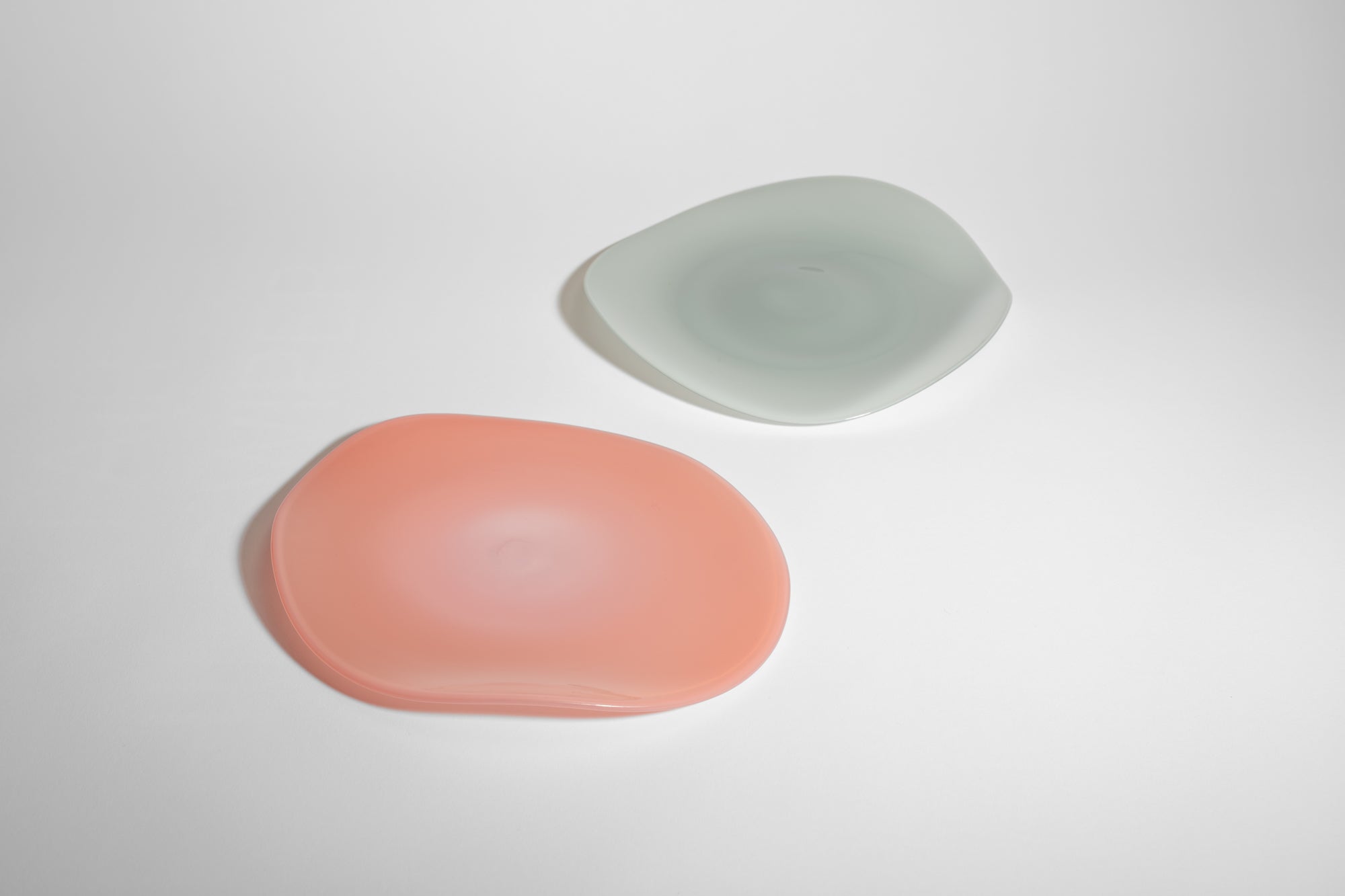 mouth-blown glass plate in pink and blue tones by Helle Mardahl