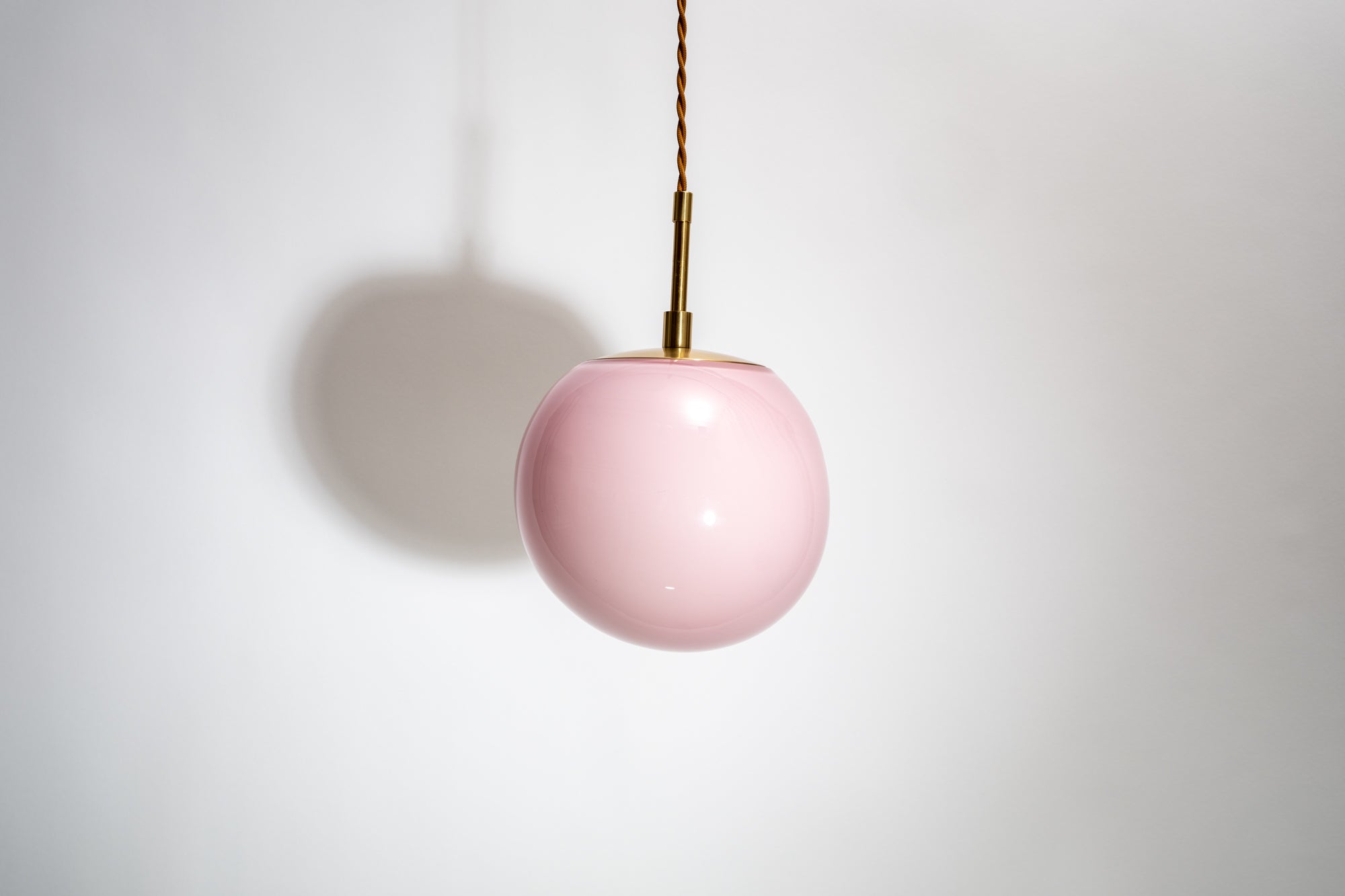 Mouth-blowned round pendant lamp in light pink